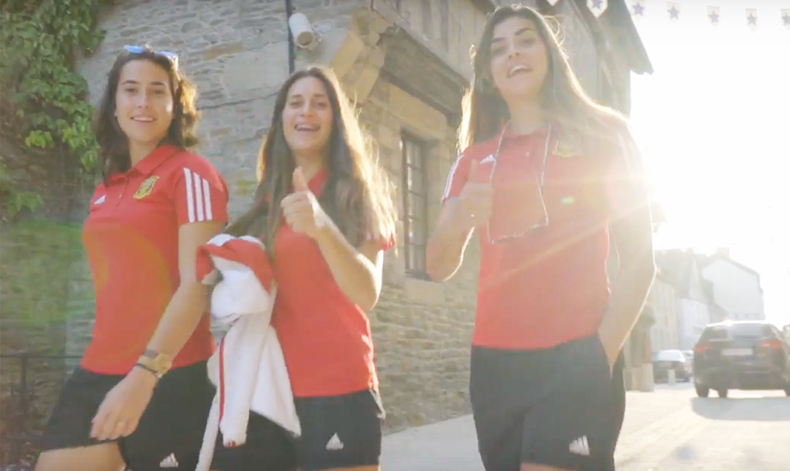 Cata Coll, Andrea Sierra y María Isabel Rodríguez pasean por Josselin