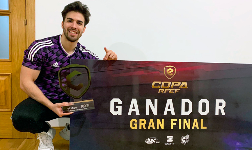 JRA posando con el trofeo de ganador