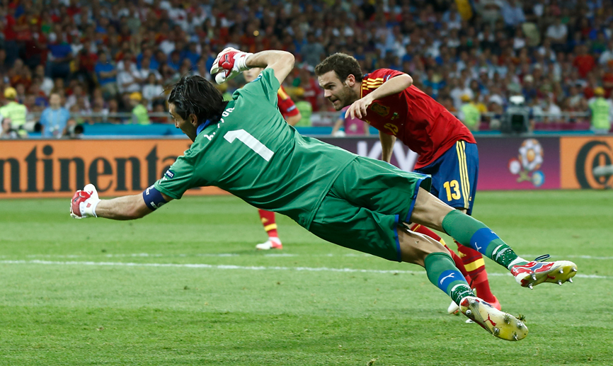 Juan Mata anota ante Bufón