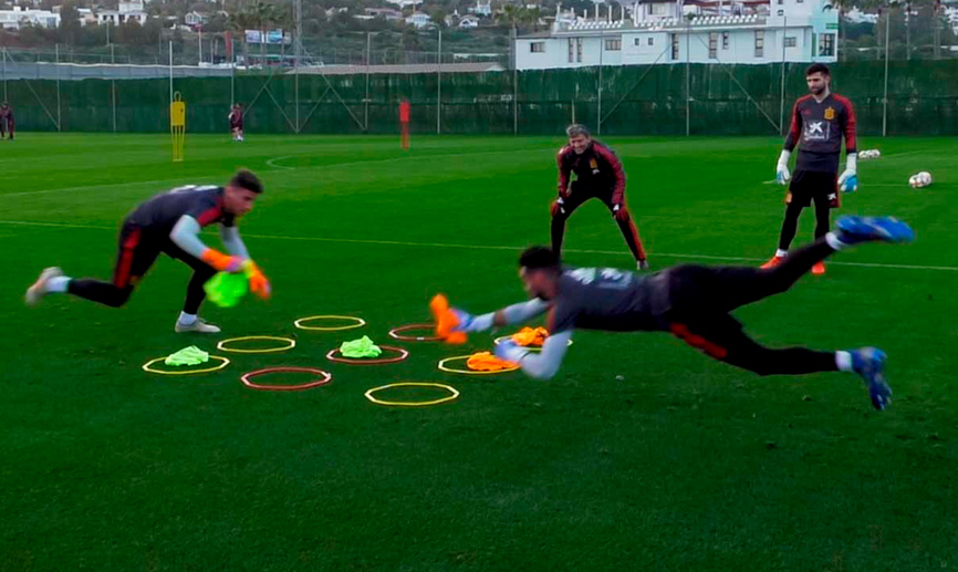 Nuestros porteros y un juego, "Tres en raya"