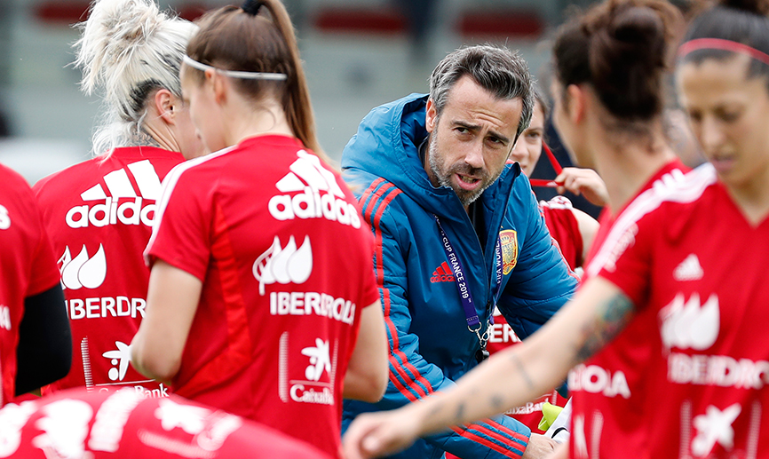 Jorge Vilda durante un entrenamiento de la Selección en Francia