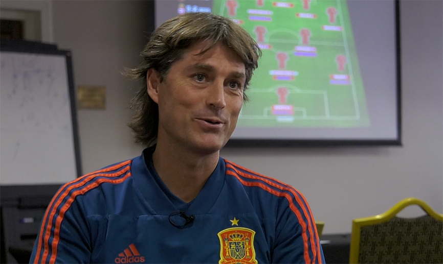 Julen Guerrero explicando el anáisis táctico de la Sub-17