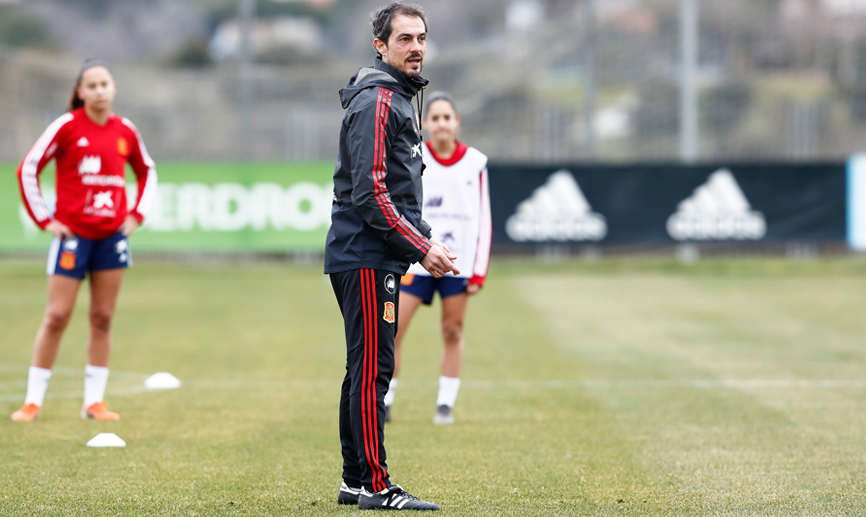 El seleccionador nacional Sub-17 femenino, Kenio Gonzalo, durante un entrenamiento