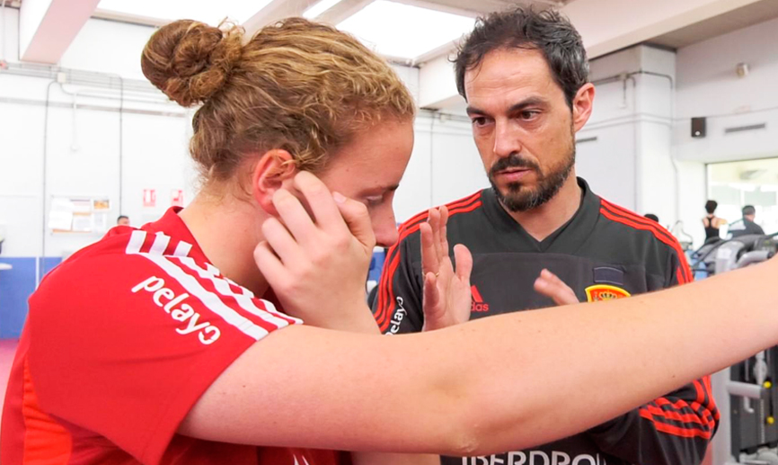 Kenio Gonzalo, preparador físico de la Selección femenina, da instrucciones a la guardameta Marisun Quiñones