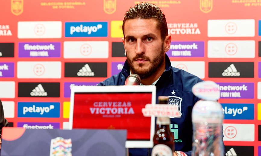 Koke Resurrección durante la rueda de prensa en Praga