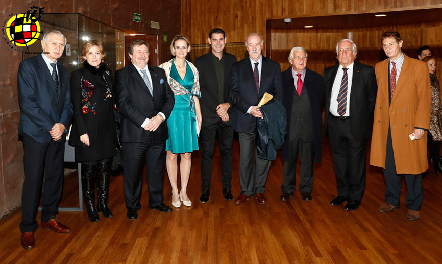 Juan Luis Larrea acude a un homenaje al internacional Ladislao Kubala