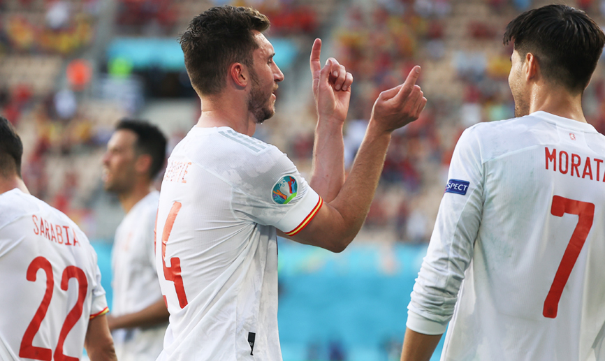 Aymeric Laporte celebra su gol a Eslovaquia en Sevilla