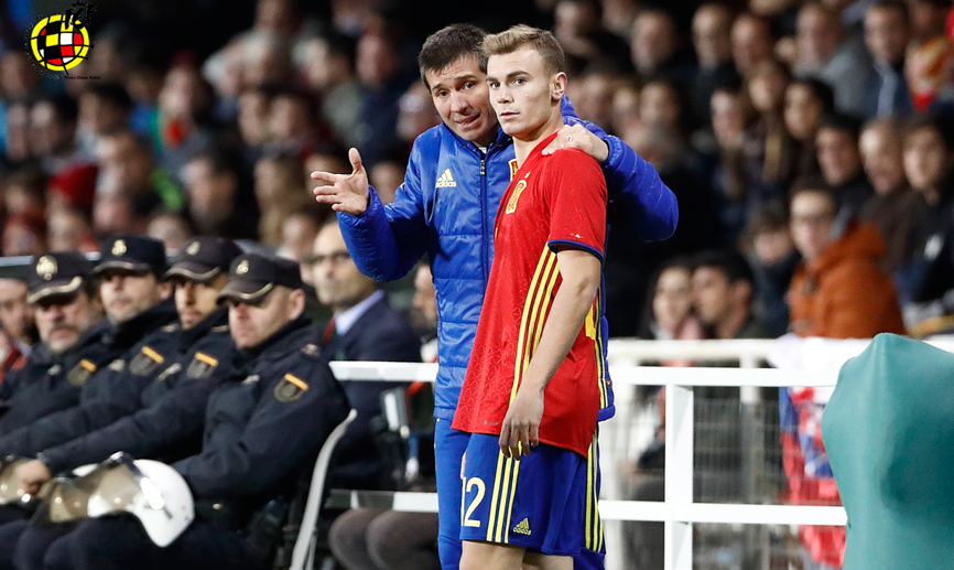 Toni Lato recibe instrucciones del seleccionador Sub-21 Albert Celades