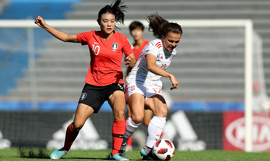 Leire Peña pugna por un balón
