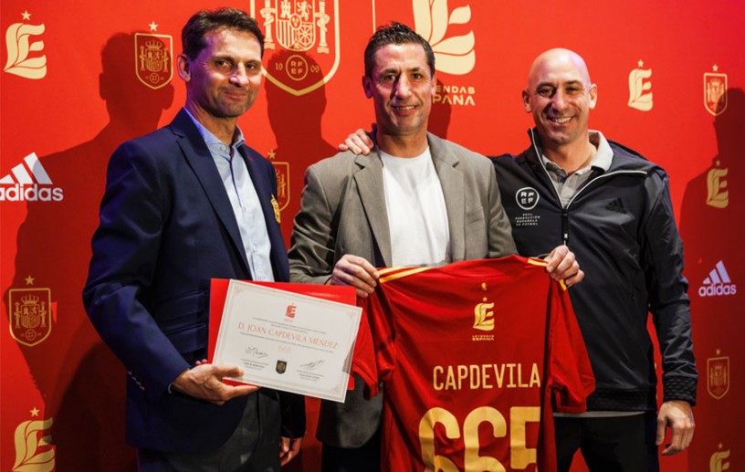 Pasado, presente y futuro de la selección reciben en Barcelona su 'Dorsal de Leyenda' de manos de Luis Rubiales