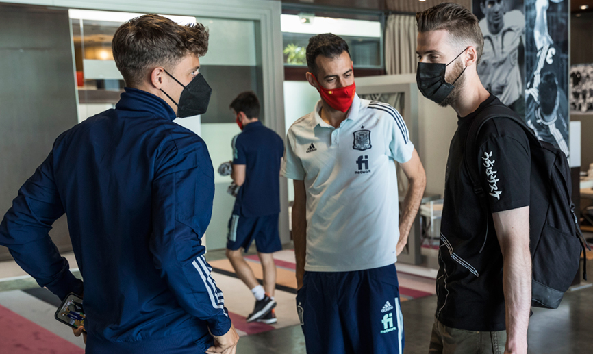 David de Gea saluda a Marcos Llorente y a Sergio Busquets