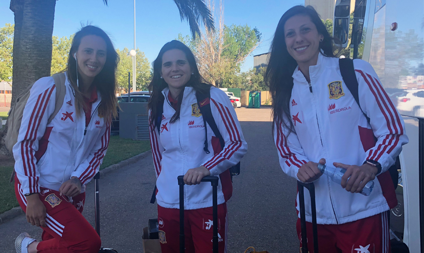 Virginia Torrecilla, Andrea Pereira y Jennifer Hermoso a su llegada a Don Benito (Badajoz)