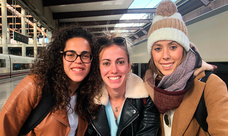 La internacionales Andrea Sánchez Falcón, Ángela Sosa y Lola Gallardo, a su llegada a la estación de Atocha