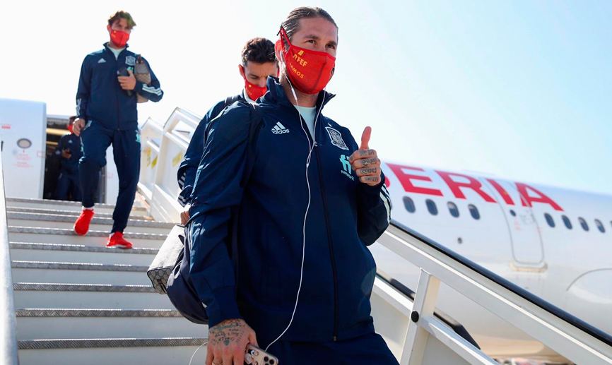 Sergio Ramos saluda a su llega a Lisboa