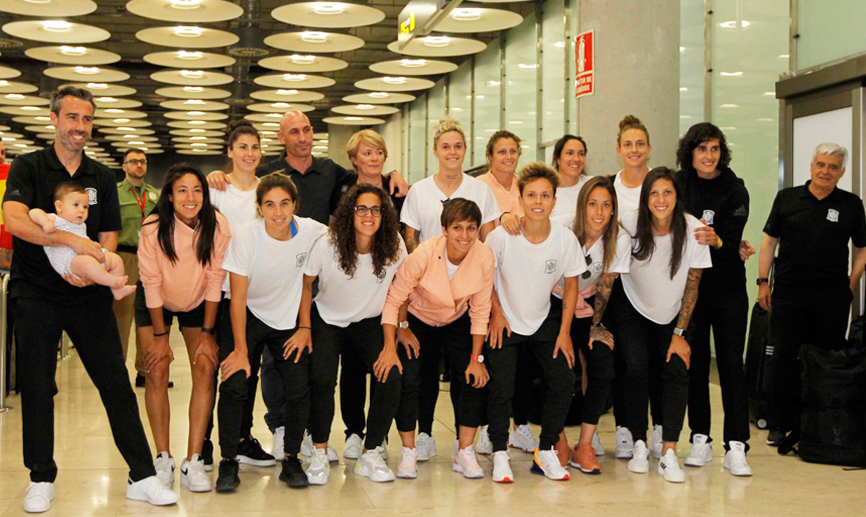 La Selección femenina es recibida en Barajas