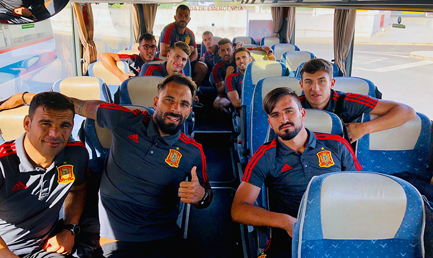 La Selección española de fútbol playa a su llegada a Lisboa