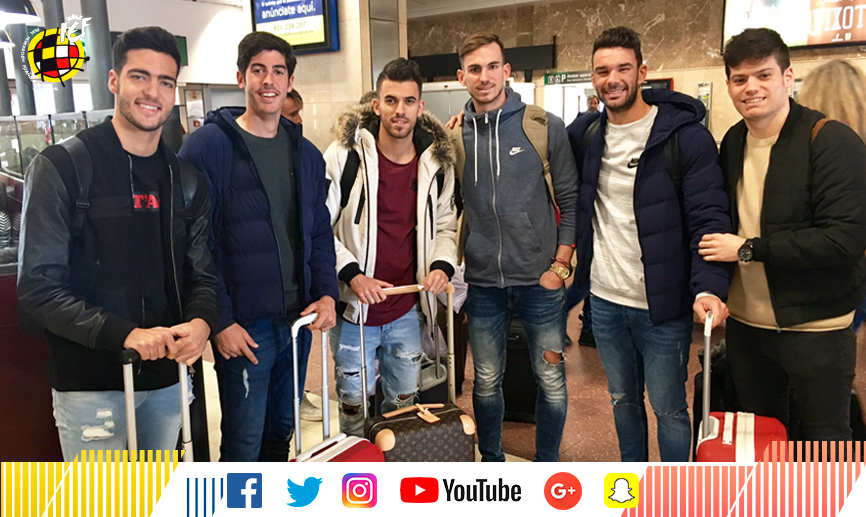 Los jugadores de la selección española Sub-21 a su llegada a la estación de tren de Chamartín