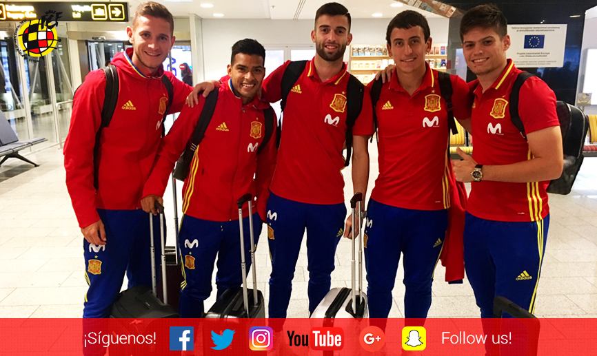 Los jugadores de la Selección española Sub-21 a su llegada a Tallin (Estonia)