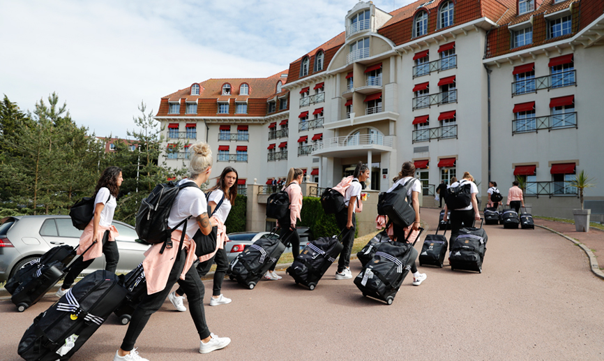 las jugadoras de la Selección española a su llegada a Le Touquet