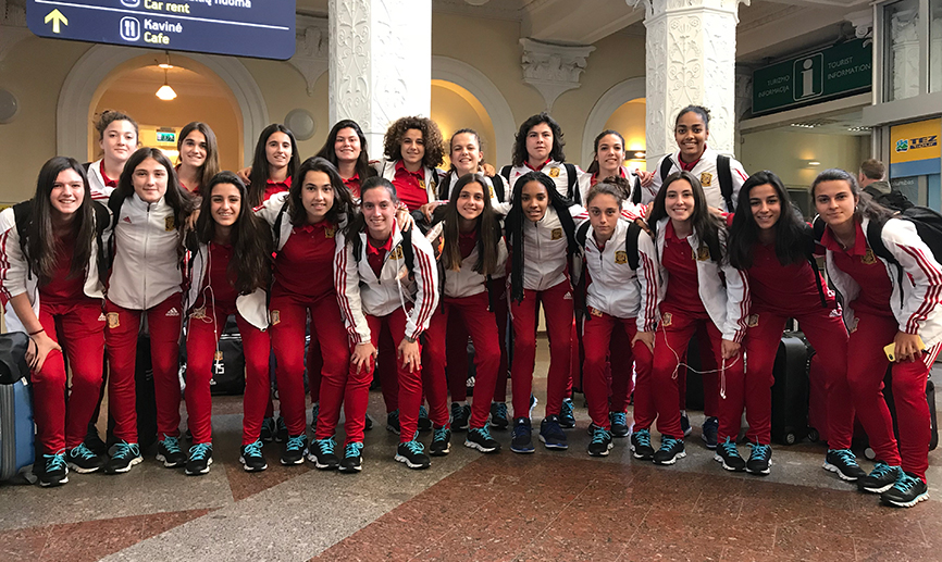 La selección Sub-17 femenina posa a su llegada a Lituania