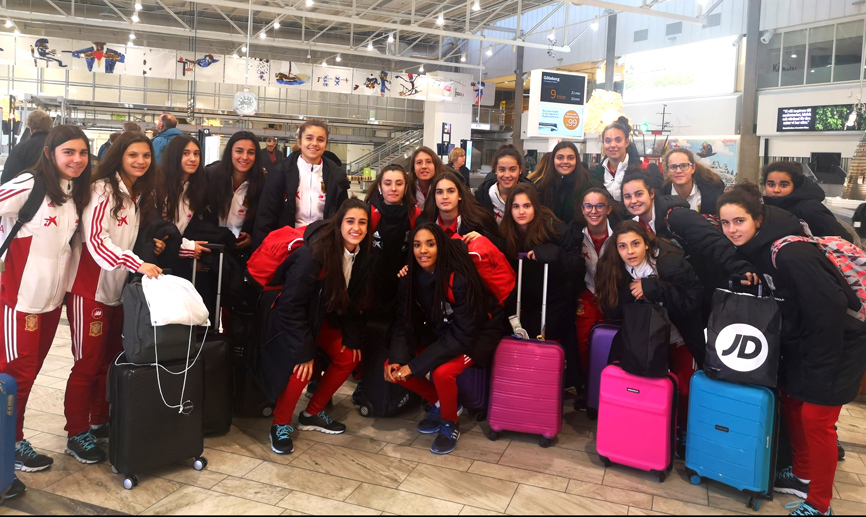 La Sub-17 Femenina en el aeropuerto de Goteborg