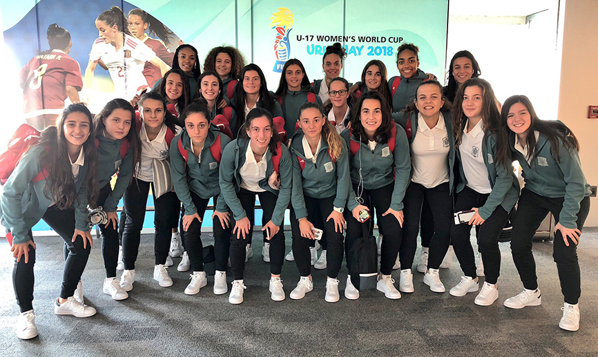 La Sub-17 posa a su llegada a Montevideo
