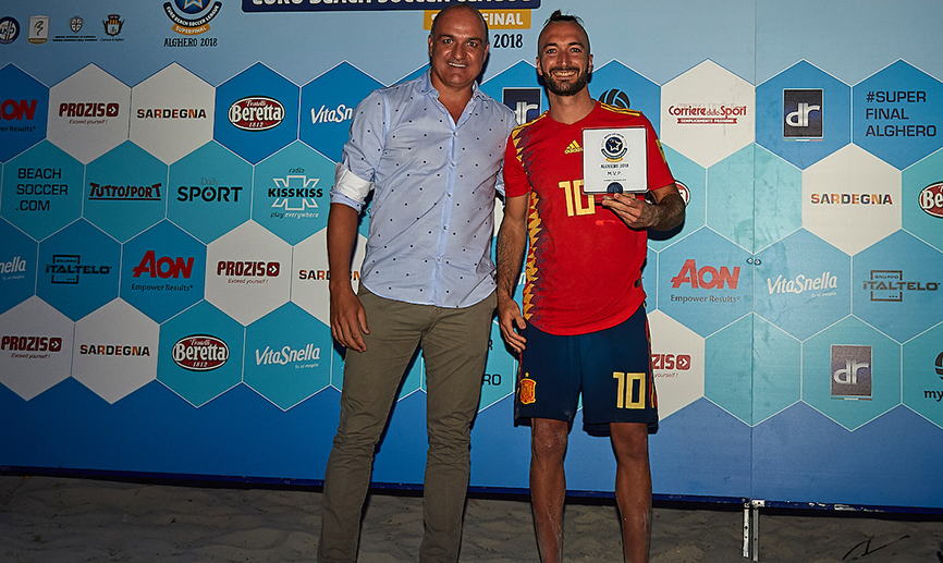 Llorenç Gómez recibe el premio a mejor jugador de la Liga Europea