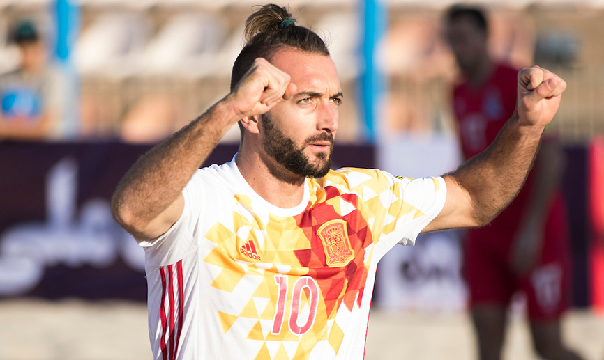 Llorenç celebra un gol con España