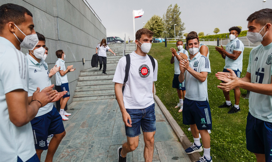 El jugador internacional Diego Llorentea su llegada