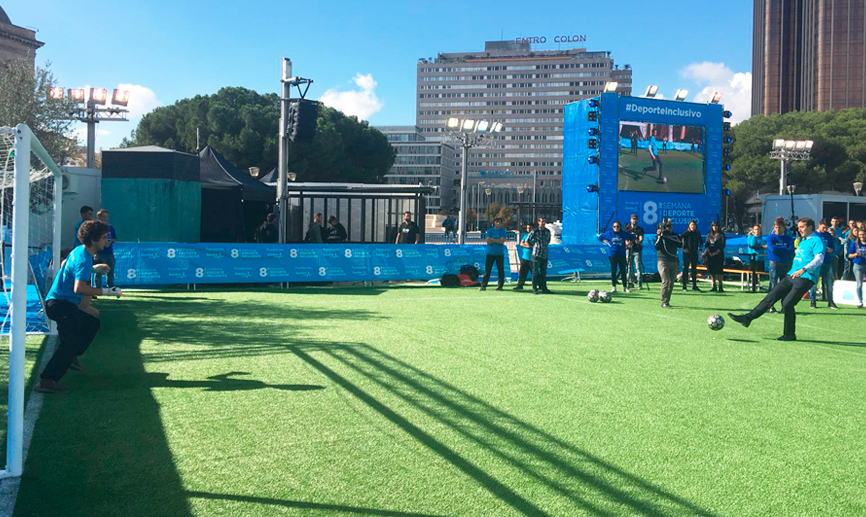 El Seleccionador nacional Julen Lopetegui golpea la pelota en la madrileña Plaza de Colón