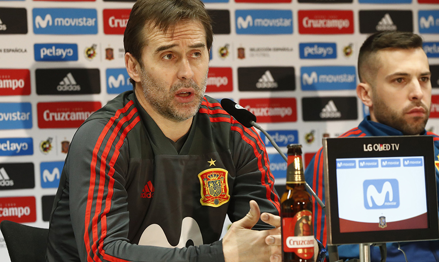 Julen Lopetegui atendió a los medios en la sala de prensa del Esprit Arena