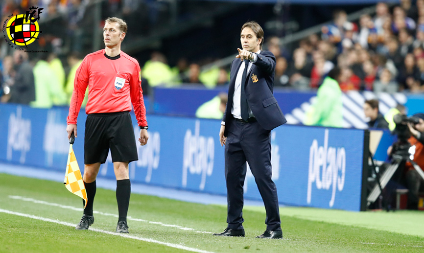 Julen Lopetegui da instrucciones durante un partido de la selección española