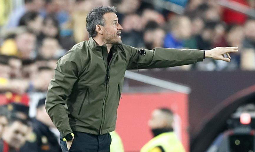 El seleccionador nacional, Luis Enrique Martínez, da instrucciones durante el encuentro frente a Noruega
