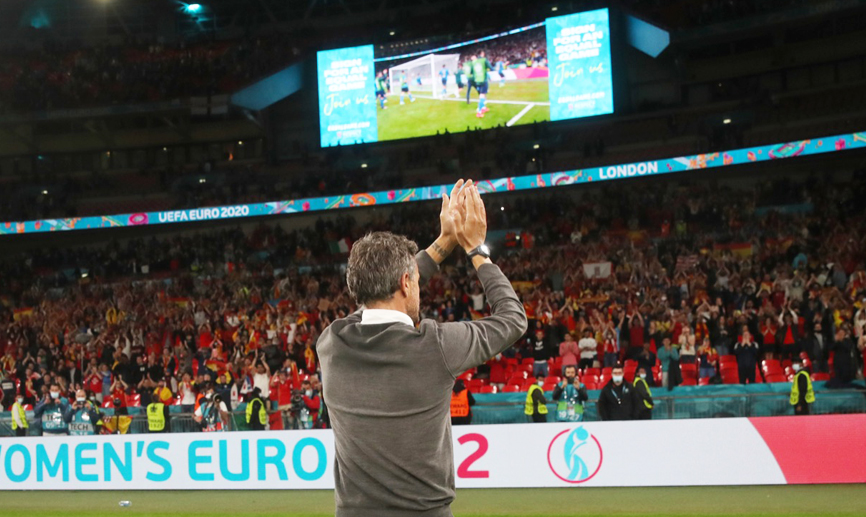 El seleccionador nacional saluda a los aficionados españoles en Londres