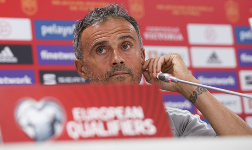 El seleccionador nacional durante su rueda de prensa en pristina