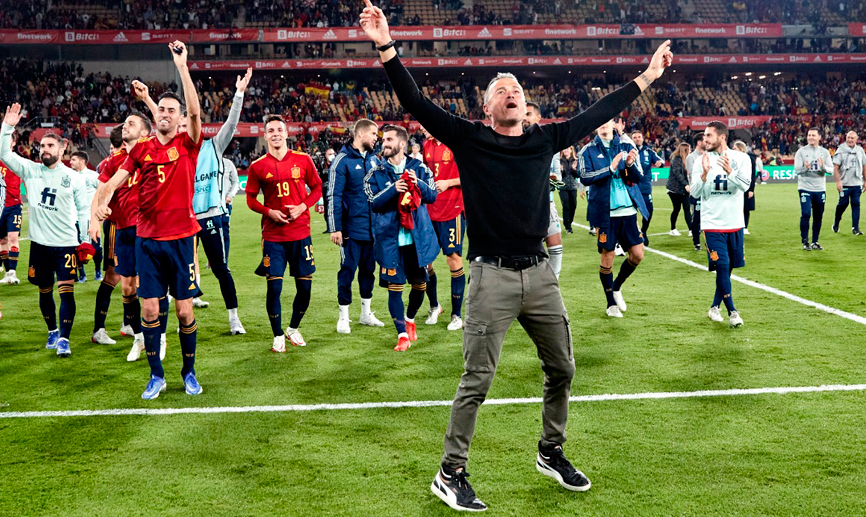 El seleccionador nacional celebra junto a sus jugadores la clasificación para el Mundial