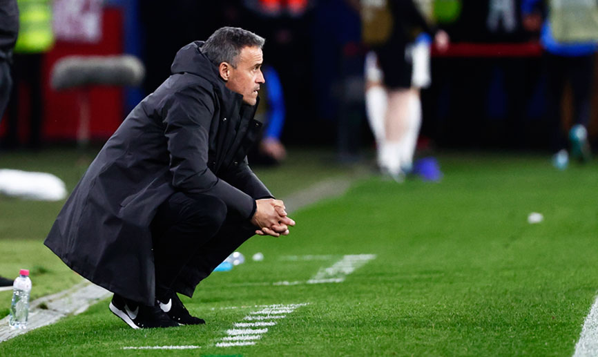 Luis Enrique durante el España-Islandia de Riazor