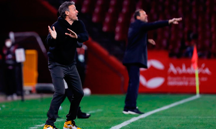 El seleccionador nacional, Luis Enrique Martínez, da instrucciones durante el encuentro frente a Grecia disputado en Granada