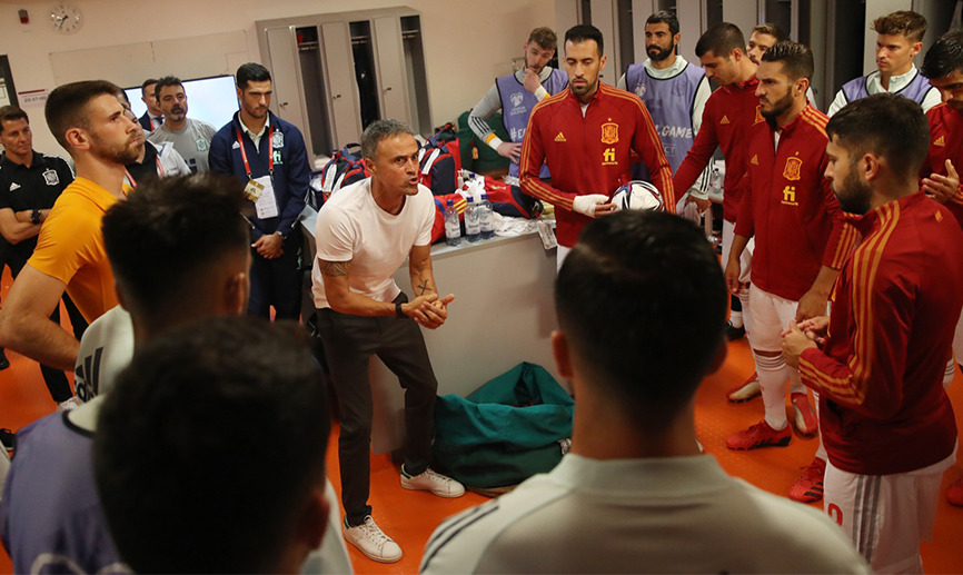 El seleccionador nacional se dirige a sus jugadores antes del partido frente a Suecia 