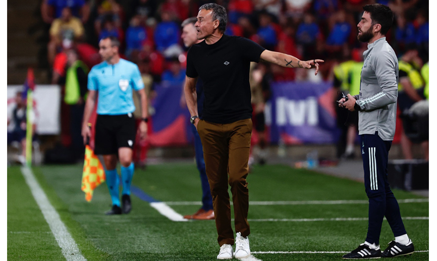 Luis Enrique da instrucciones durante el partido de Praga frente a la República Checa