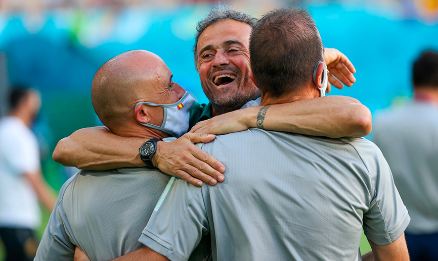 El seleccionador nacional celebra la clasificación de España para octavos