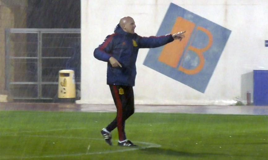 Luis de la Fuente dirigiendo el entrenamiento