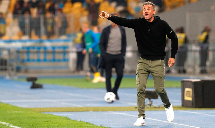 Luis Enrique Martínez ofrece indicaciones durante un encuentro de la Selección