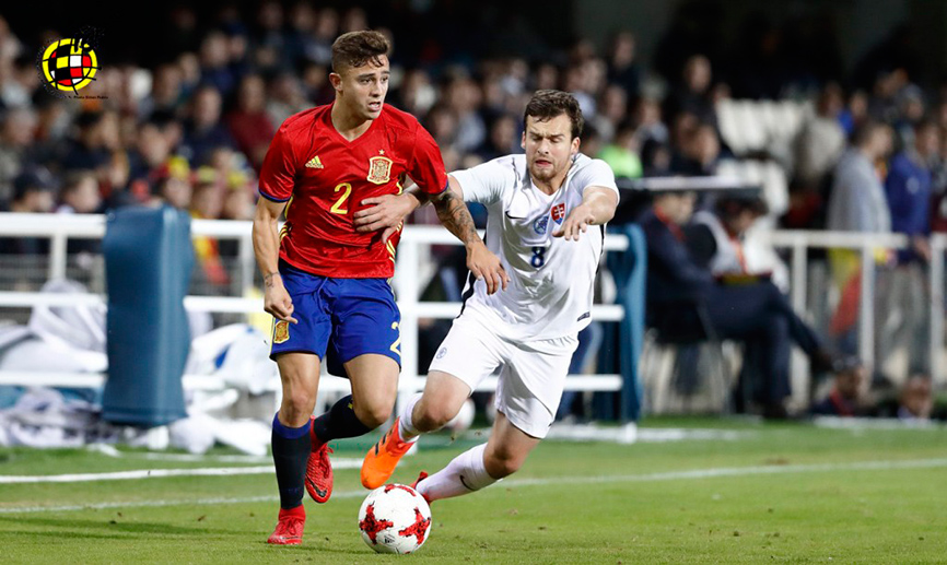 Pablo Maffeo corriendo delante de un rival