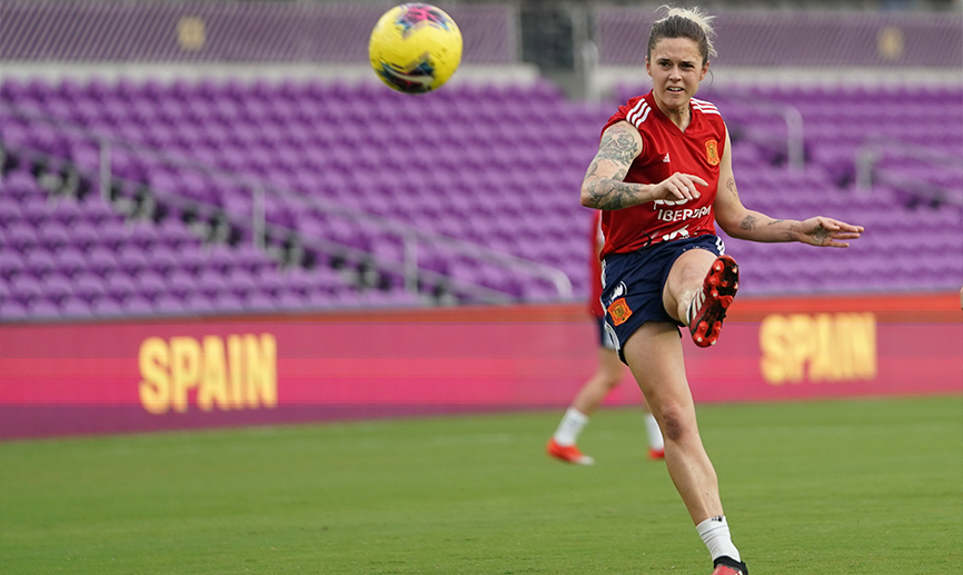 Mapi León lanzando una falta