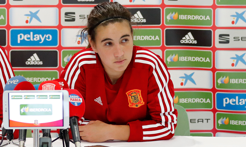 Caldentey durante su rueda de prensa en Francia