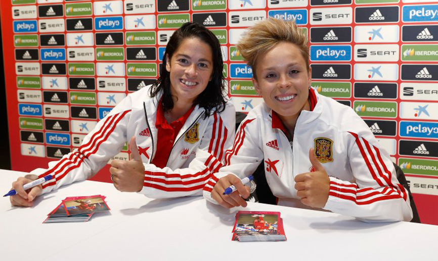 Marta Torrejón y Amanda Sampedro firman autógrafos para los aficionados
