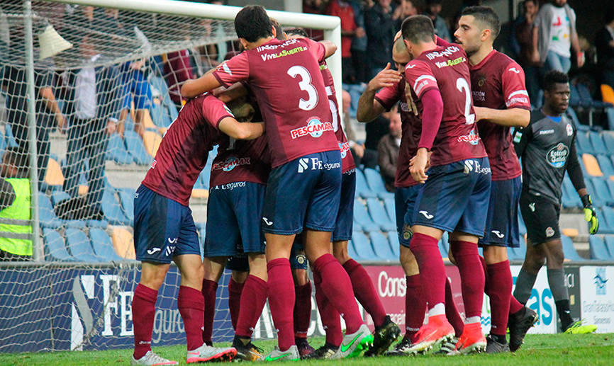 Los jugadores del Pontevedra celebran un tanto