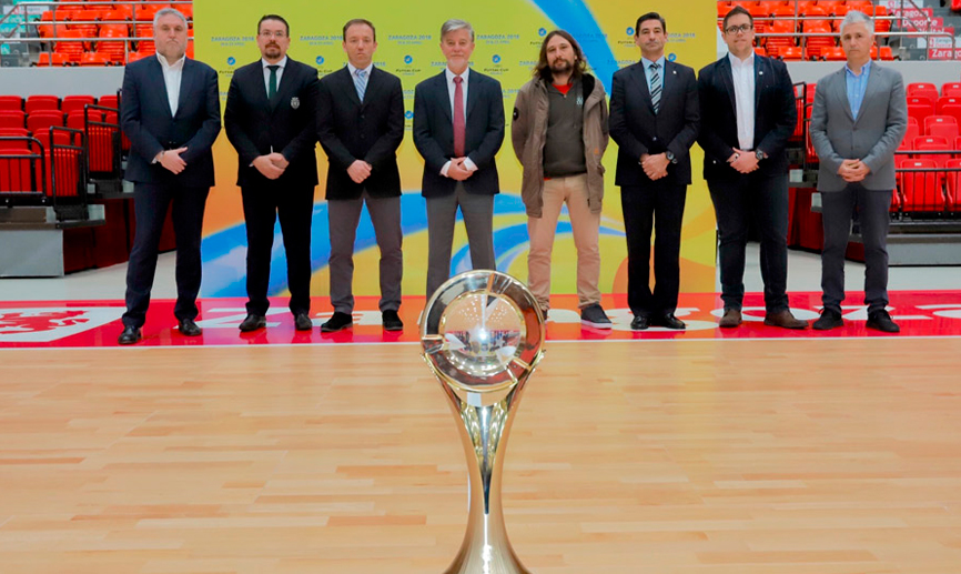 Llegada del trofeo de la Final Four de la Copa de la UEFA de fútbol sala a Zaragoza