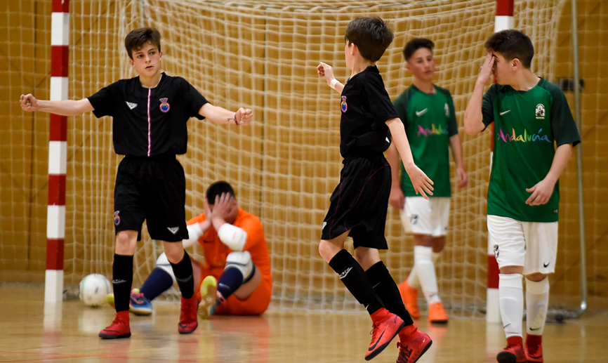Los jugadores de Castilla-La Mancha celebran un tanto en el Campeonato de España infantil de fútbol sala